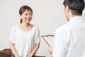こめかみの頭痛について当院でカウンセリングを受ける女性