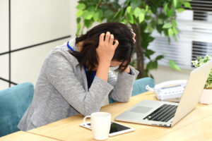 秋の寒暖差で自律神経の乱れによるだるさと頭痛に悩む西葛西の女性