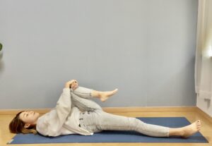 梨状筋をゆるめるお尻のストレッチをする女性